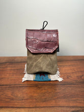 Load image into Gallery viewer, Rangefinder Case - Waxed Canvas/Gator