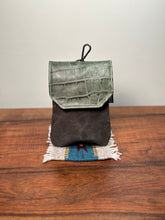 Load image into Gallery viewer, Rangefinder Case - Waxed Canvas/Gator
