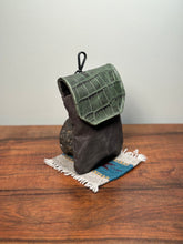 Load image into Gallery viewer, Rangefinder Case - Waxed Canvas/Gator
