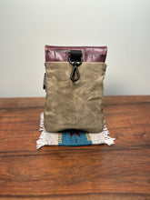 Load image into Gallery viewer, Rangefinder Case - Waxed Canvas/Gator
